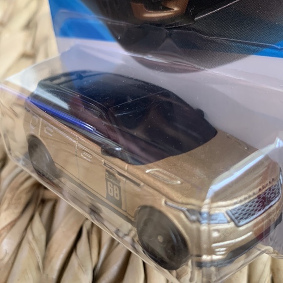 Range Rover SUV  Truck Then & Now Hot Wheels Car Mattel HotWheels New - Picture 5 of 7